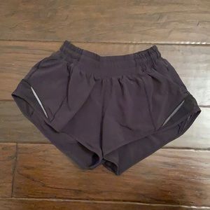 lululemon hotty hot 2.5 shorts